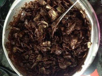 step1: 先將黑朱古力粒隔熱水座溶並加入椰子油（喜歡帶濃及一點點苦澀的朱古力味可用隔篩磨少少咖啡粉及可可粉入內）用矽膠槳拌至軟滑加入栗米片拌勻至所有粟米片都黏上朱古力漿為止