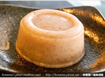 step2: 用小湯匙輕壓一下黑木耳鮮奶凍的容器邊緣，使其順利從包裝容器中滑脫至碗盤。