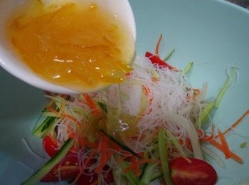 step2: 將全部材料放在大碗中，倒入將就成為沙律（可選擇雪凍，或室溫食用）