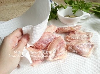 step1: <a href="https://bit.ly/3zHU5V3" target="_blank" data-keyword="雞中翼" class="guide-link"><strong>雞中翼</strong></a> <span style="display:inline-block;vertical-align:middle;margin-top:-3px;color:initial;border-radius:3px;padding:2px 3px;font-size:12px;line-height:14px;background:#87d300;color:#fff;">即買</span> 沖一沖洗乾淨後抹乾水份放入大碗內