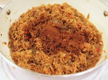 step12: 灑上蝦子拌勻。