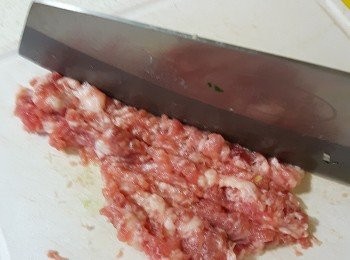 step1: 絞肉再切細把黏性弄出來。
