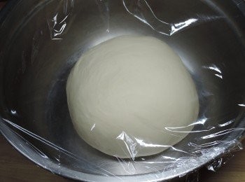 step1: 所有材料依照順序放入麵包機中：牛奶、酵母、糖、麵粉、鹽、油，選擇麵糰功能，打好後取出，進行第一次發酵