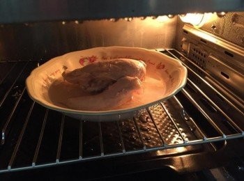 step5: 約25分鐘之後雞肉就蒸熟啦! 也蒸出許多珍貴的雞湯汁