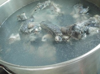 step3: 竹絲雞斬件去肥膏，然後雞件汆水備用。