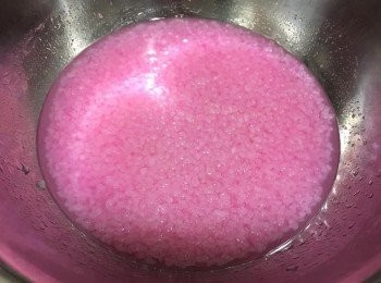 step1: 先將道明寺粉加入熱水、砂糖攪勻，然後放置約15分鐘