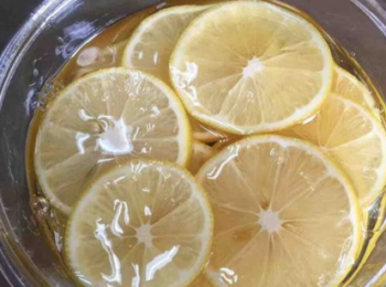 step5: 放入罐子里，一層檸檬一層蜂蜜這樣疊著放，最后蜂蜜沒過檸檬即可。然後放入冰櫃兩天就可以取出來喝了。