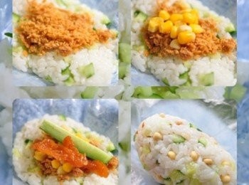 step3: 接著取適量的素香鬆鋪於米飯內層，再放些玉米粒，接著放上小黃瓜條及豆棗，再緊緊的用雙手包覆塑形成一個橢圓狀