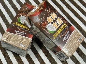step1: 生活有料椰絲巧克力，喝起來很香濃，還咬的到椰絲的香，兩者跟咖哩都很合喔！所以我把他拿來煮咖哩