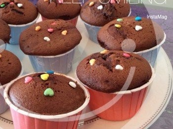 step7: 完成後再係蛋糕面加少少糖做裝飾。這樣簡簡完成朱古力cup cake，慢慢享用。