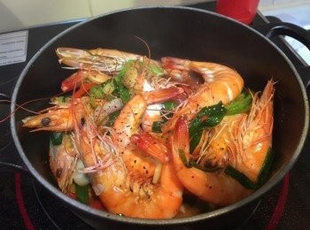 step4: 加蓋焗3-4分鐘至蝦全熟即可。 上碟前可加入少許麻油及蔥花。