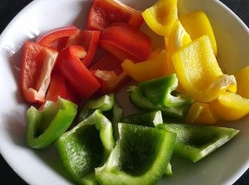 step5: 三色椒，清洗後去籽切件