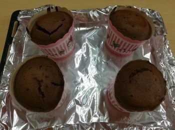 step1: 將低筋麵粉、可可粉、泡打粉過篩，然後混合好。