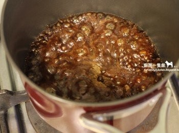 step2: 小火煮糖液，一開始先別攪拌，煮至冒泡變成咖啡色，再用木匙輕拌。