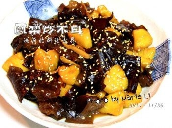 step4: 《鳳梨炒木耳》酸甜好滋味
沒想到孩子們也好喜歡
一口接一口，很是下飯的一道料理唷！！