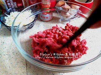 step5: 加入鹽 , 黃糖 , 雞粉 , 辣椒粉 , 黑胡椒碎及雞蛋拌勻靜待30分鐘