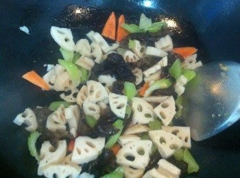 step7: 再把焯好的蓮藕、西芹倒下一起翻炒，期間鍋裡水分會蒸發掉，加點清水和鮑魚汁不停翻炒至熟透，調入鹽、雞粉、白糖、少許香油翻炒均勻。