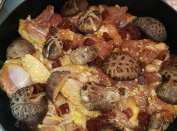 step5: 中火蒸8-10分鐘, 千析唔好開蓋，焗6-8分鐘，淋上煲仔飯豉油。