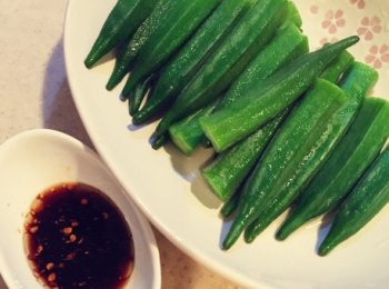 step1: 秋葵洗淨，切好，水開下鍋煮，加鹽。五分鐘撈起。配上醬油，清淡爽口。