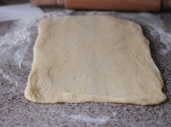 step2: 將麵糰擀成約30×40厘米的長方形