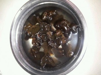 step1: 木耳用溫開水浸泡，再用開水燙一下。