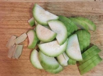 step3: 煮排骨時，切薑片和冬瓜。為了縮短烹煮的時間，我習慣將冬瓜切片。