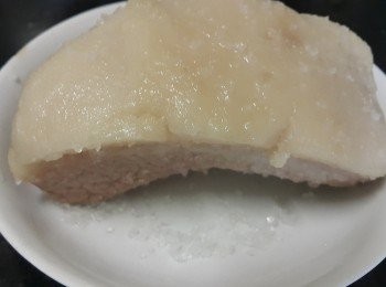 step8: 五花腩煲約1小時多後取出，用1湯匙鹽醃好，做另一道餸菜