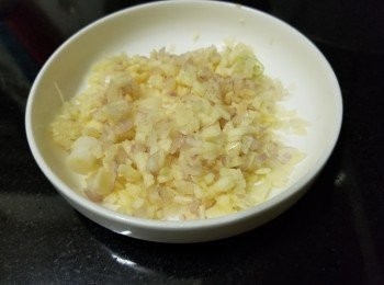 step1: 蒜頭，乾蔥