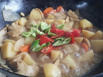 step7: 再加青紅辣椒拌勻。