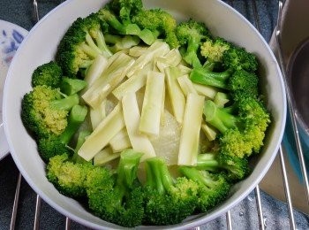 step14: 再將焯熟的西蘭花排在蒸好的蓮子邊位,用一個碟蓋住再反轉,取走湯碗