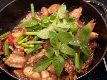 step7: 起鍋前撒上黑胡椒粉,加入九層塔及蔥段拌炒一下,即可起鍋。