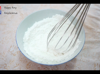 step2: 做法 （製作香蕉糕）：
混合糯米粉、粘米粉和白糖
