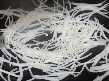 step6: 原鑊燒熱，倒入銀芽略炒，加入少許粗鹽調味
