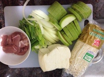 step2: 將泡菜切成塊備用。五花腩切片；豆腐切片；洋蔥切絲；蔥斜切成蔥花備用