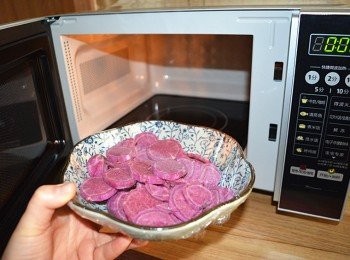 step2: 紫薯洗淨去皮，切成片，放入微波爐，高火加熱5分鐘。