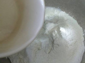 step5: 湯圓做法：將適量暖水慢慢的加入糯米粉中，用手搓至無粉粒