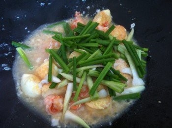 step5: 灑上蔥條炒翻即可。