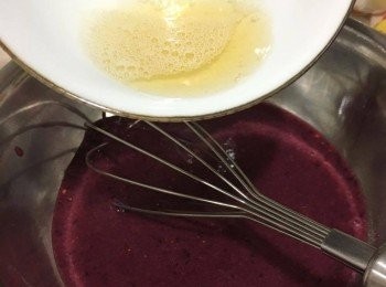 step4: 將魚膠溶液倒落野莓蓉後快手攪勻