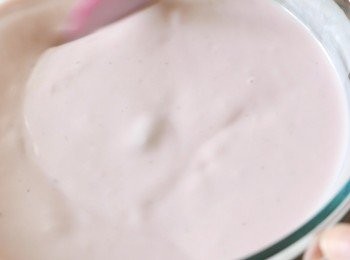 step4: 把魚膠牛奶和牛奶(B)加入乳酪中拌勻。