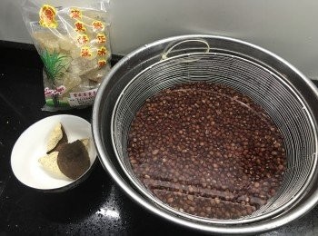 step1: 紅豆洗淨後，預先浸水6-8小時