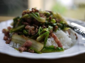 step5: 5分鐘後翠玉白菜炒肉絲快速完成，營養不打折喔!