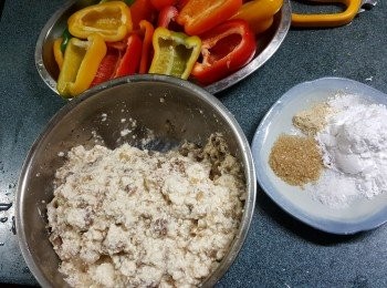 step2: 先將豆腐用手揸爛，加入素豬肉及菜脯碎拌勻，加入<span class="group_2">餡調味料</span>：鹽半茶匙，砂糖1茶匙，白胡椒粉1/4茶匙，生粉2湯匙拌勻