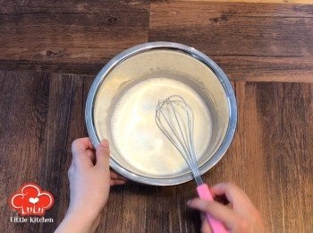 step3: 加入200ml 牛奶，與麵粉混合至無粉粒後備用