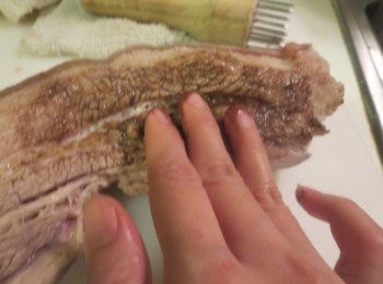 step3: 將醃料材料混勻備用 (紹酒除外)
先將紹酒搽遍腩肉表面, 再搽上醃料, 包括腩肉正面及四面, 然後用錫紙包好露出豬皮(於雪藏時更能抽乾水份), 放入雪櫃雪藏一晚