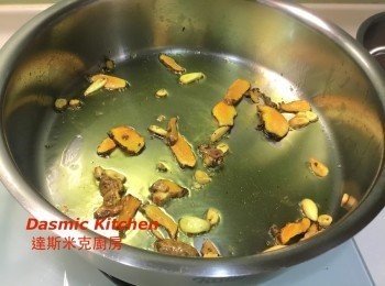 step4: 炒香蒜片及薑黃片（約3-4分鐘，炒至微黃色）