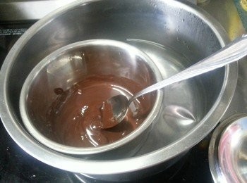 step1: 先將矽膠模放入冰箱雪到個模硬身(作用是方便脫模)
 將朱古力放在熱水上座溶