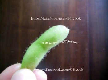 step1: 新鮮毛豆莢撒上鹽巴搓洗去細毛及雜質，毛豆莢重複洗淨瀝乾水分備用。
