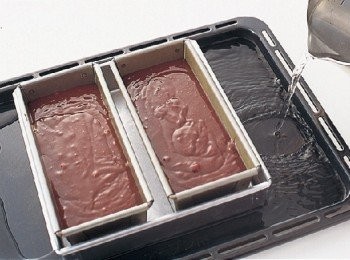 step8: 把7 放入耐熱容器中，擺在烤盤上，在烤盤裡注入熱水(先把烤盤放進烤箱再注入熱 水會比較安全)。