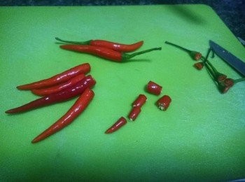 step3: 紫天椒洗淨, 去頭, 切至小粒/小段。