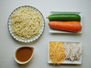 step4: 將水煮<a href="https://bit.ly/3EZL8dD" target="_blank" data-keyword="雞胸" class="guide-link"><strong>雞胸</strong></a> <span style="display:inline-block;vertical-align:middle;margin-top:-3px;color:initial;border-radius:3px;padding:2px 3px;font-size:12px;line-height:14px;background:#87d300;color:#fff;">即買</span> 肉剝成絲狀。